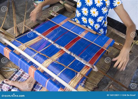 Traditional Weaving Process Image 的图像结果