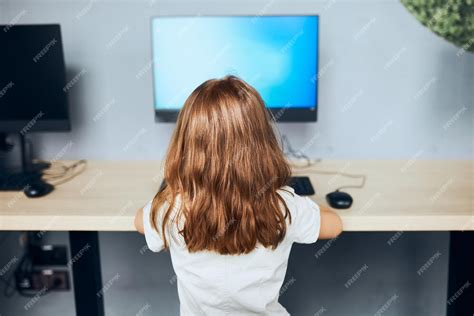 Child Using Computer 的图像结果