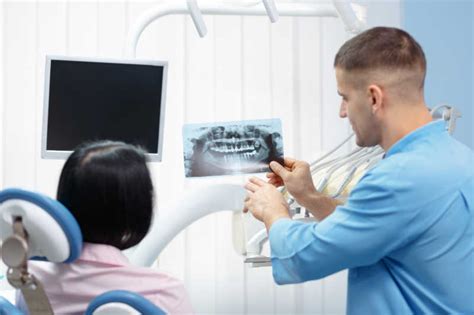 牙科医生图片-一起看x光片的牙医与助理素材-高清图片-摄影照片-寻图免费打包下载