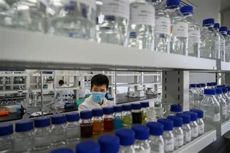 中国公司向出国留学生免费提供试验性新冠疫苗 - 华尔街日报