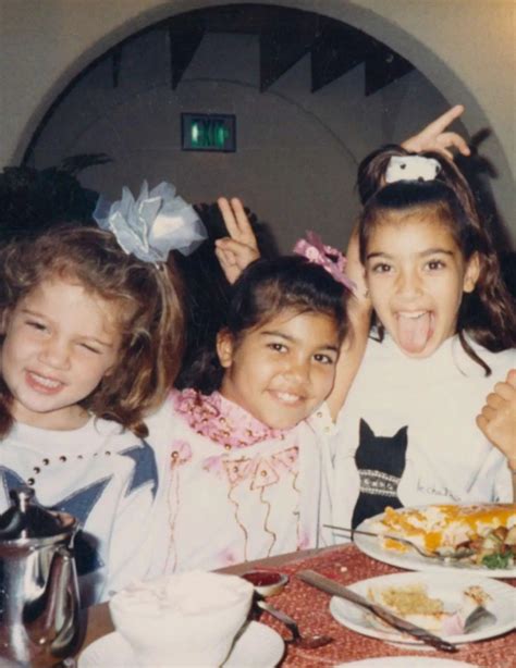 𝖪𝖮𝖴𝖱𝖳𝖭𝖤𝖸 𝖪𝖠𝖱𝖣𝖠𝖲𝖧𝖨𝖠𝖭 | Kardashian, Família kardashian, Looks