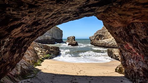 Playa a través de cueva Fondo de pantalla 4k HD ID:11154