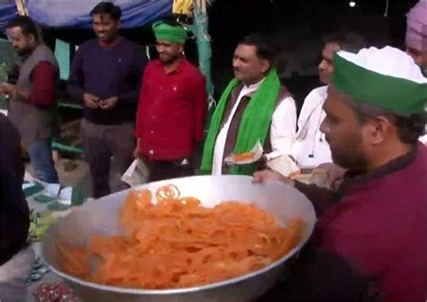 Photos: कृषि कानूनों की वापसी के ऐलान पर किसानों ने जलेबी-मिठाई से मुंह ...
