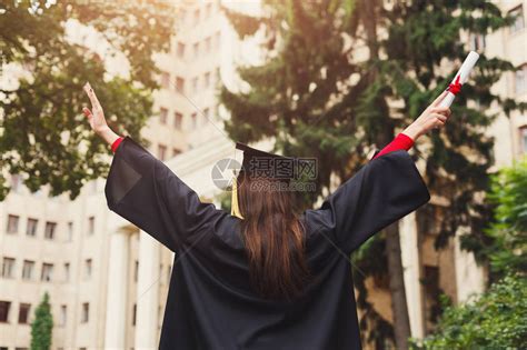 无法辨认的幸福女人在大学毕业那天拿着文凭和举手高清图片下载-正版图片505284002-摄图网