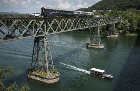 Torque of the town: Land Rover Discovery Sport pulls 100-tonne train ...