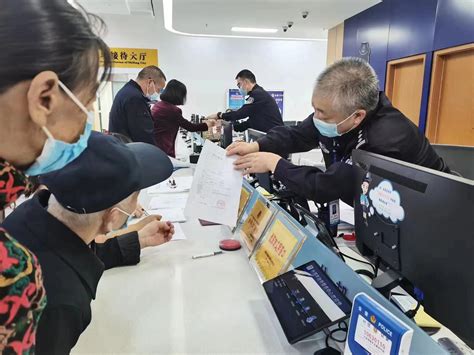 什邡公安办理德阳市首张“全程网办”居民身份证