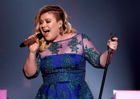 Kelly Clarkson Performs Live 的图像结果