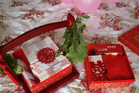 定亲交换什么礼物最新素材
