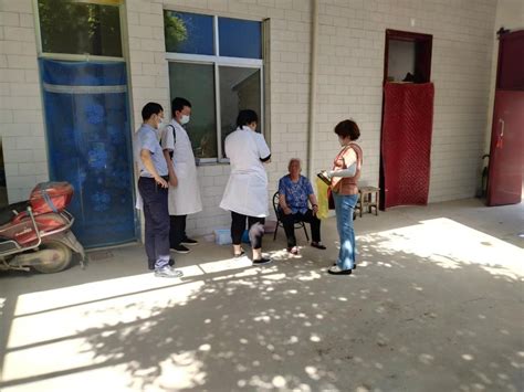 齐村镇和平村干部对特殊人员入户展开接种工作（5）-富平县新时代文明实践中心