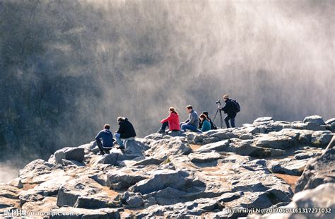 旅游人冒险家背包徒步旅行者常设山峰，玻利维亚 库存照片. 图片 包括有 - 104995198