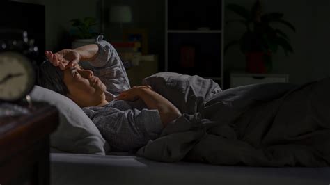 ¿Por qué me despierto a media noche y no puedo dormir? - The New York Times