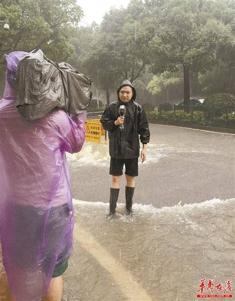 都市频道记者直击暴雪，新北方正前方有详情