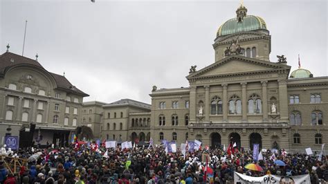Protestors take to the street to demand strict Swiss neutrality : r ...