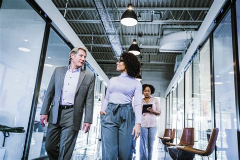 Business People Walking On All Fours 的图像结果