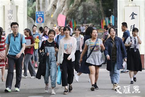 高考首场结束，考生们微笑走出考场_新华报业网