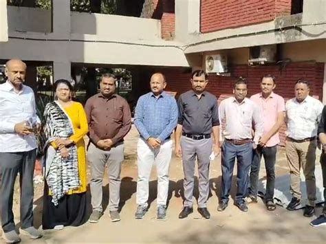 Gujarat government employees present their views to the Chief Minister ...