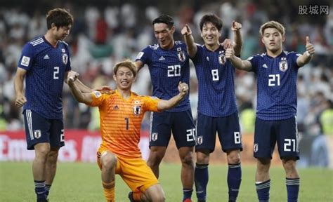 这张日本足球队照片中的球员名字。_百度知道