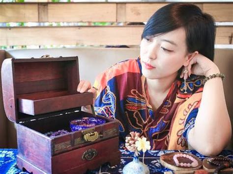 她将全国的传统工艺带回天津，做出独一无二的饰品