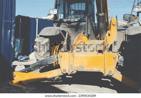 Telehandler Falling Over 的图像结果