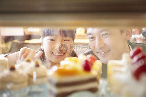 高兴茫然日本人前来买蛋糕的父母和小孩高清图片下载-正版图片502172320-摄图网