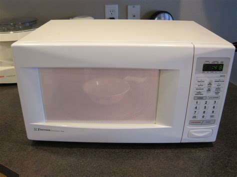 Emerson Microwave Oven 1000 Watts 1.1 Cu. Ft. 1000 Watt, Dig