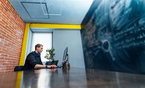 Man On Computer 的图像结果