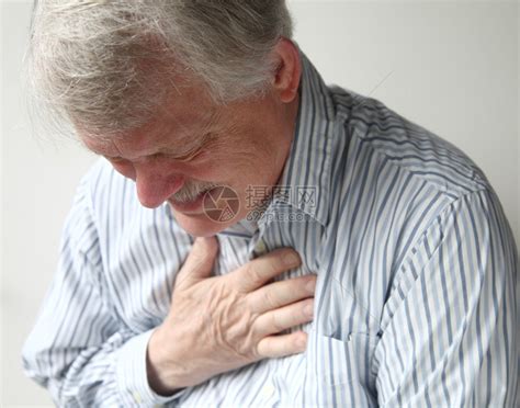 剧烈的胸疼的男人高清图片下载-正版图片502397392-摄图网