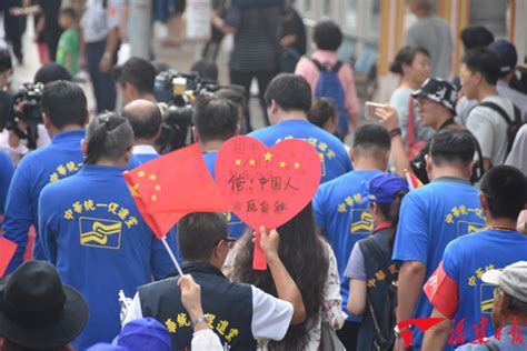 四千台湾民众高举五星红旗 与大陆同胞共庆国庆_今日镇江