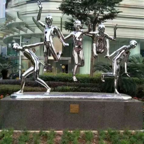 不锈钢广场站立人物雕塑 -宏通雕塑