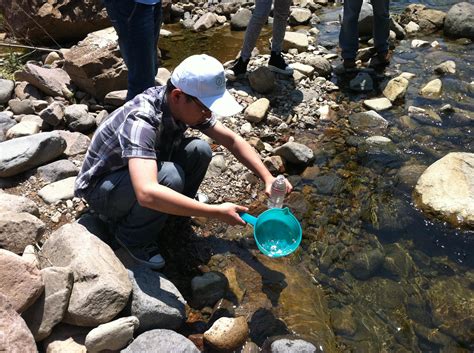 志愿者采集水样-环保频道-浙江在线