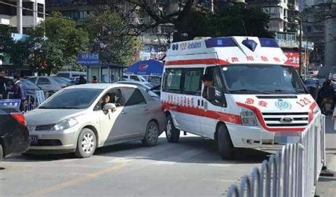 车主给救护车让道被扣6分，申诉被拒绝，交警：礼让方式不正确_搜狐汽车_搜狐网