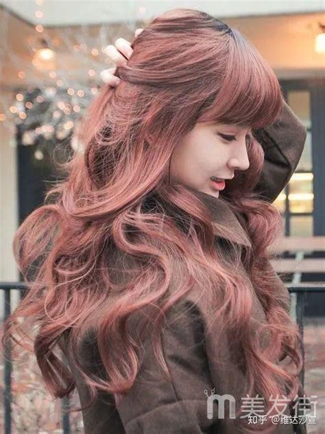 女生不用漂的秋冬发色范本推荐 焦糖粉棕、冷咖色全都显白又高级_染发发型 - 美发站