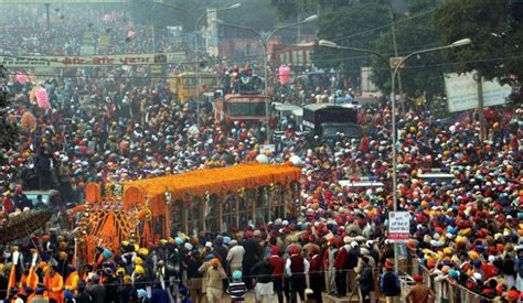 Muslims Open Doors Of Mughal Era Mosque To Let Sikhs Prepare And Serve ...