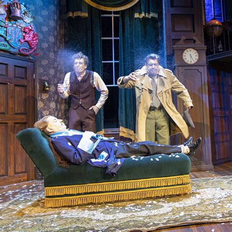 Näytelmä joka menee pieleen - Helsingin Kaupunginteatteri