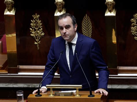 French government survives no-confidence votes | Politics News | Al Jazeera