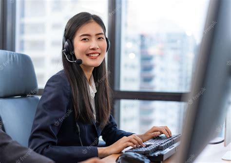 Premium Photo | Happy smiling operator asian woman customer service ...
