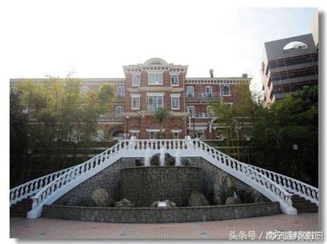 《富豪李嘉诚为什么要在香港大学为亡妻建庄月明楼》