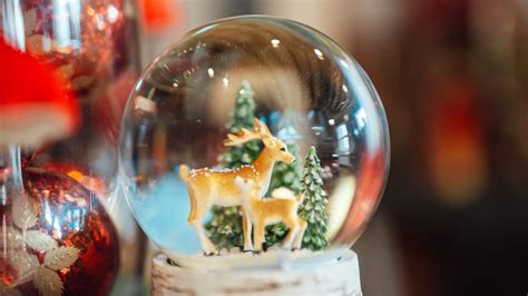 How to make the viral festive snow globe cocktail