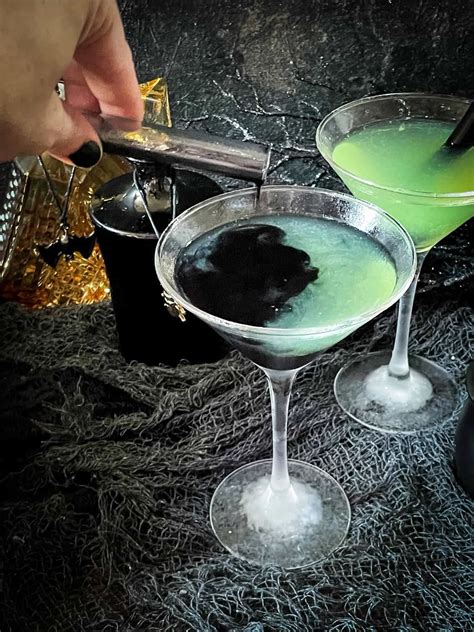 This Poison Apple Halloween Cocktail is a beautiful Halloween drink ...