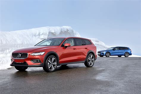 Дебютант Volvo V60 Cross Country: универсал, который не боится бездорожья | Тест Драйв