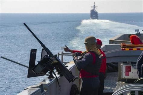 美军驱逐舰挂起“宣战旗”！无视伊朗警告，航母战斗群进入波斯湾