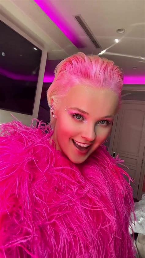 JoJo Siwa debuts hot pink pixie haircut