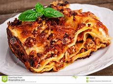 Lasagne Al Forno Deliziose Della Carne Con Basilico  