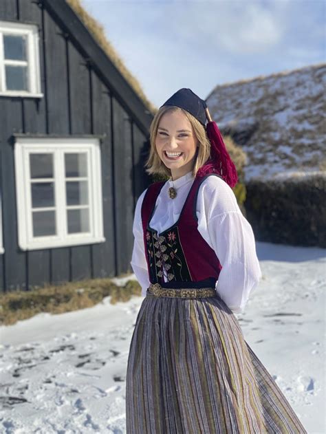 Traditional Clothing from the world : Icelandic woman, Iceland ...