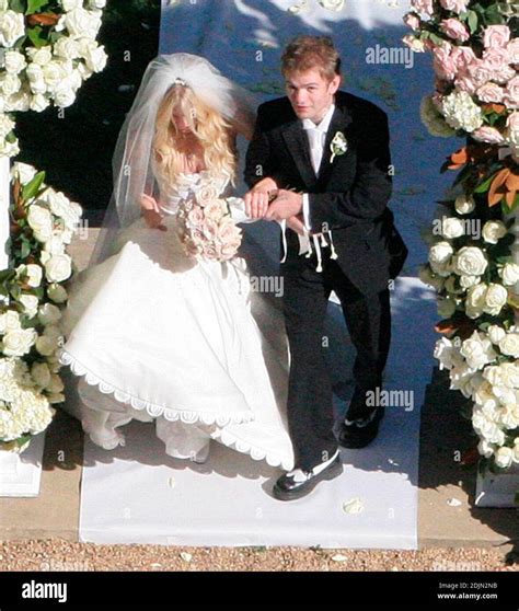 Avril Lavigne married her sweetheart, Deryck Whibley, in an romantic ...