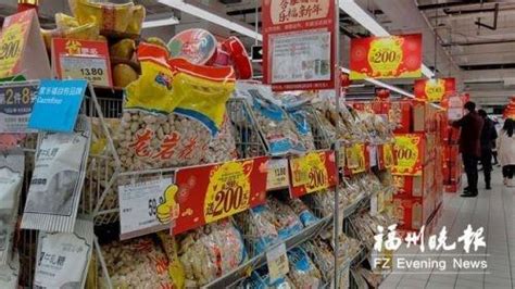 福州超市各类商品供应量足 市民戴口罩购物 - 福州 - 东南网