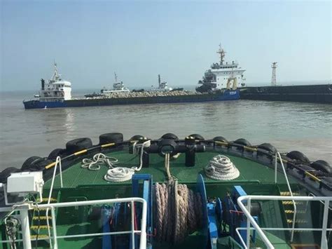 宁波北仑：拖轮拉着7万吨的集装箱船，前往安全锚地避风_腾讯新闻