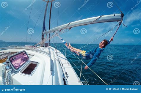 放松在小船 库存照片. 图片 包括有 海洋, 浪漫, 天空, 云彩, 假期, 放松, 水手, 移动, 线路 - 80151668