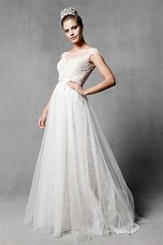 How To A December Wedding That S Not Themed by 25 Stunning Non Strapless Wedding Dresses Every Last Detail How To A December Wedding That S Not Themed