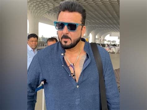 एयरपोर्ट पर स्पॉट हुए बॉलीवुड स्टार संजय दत